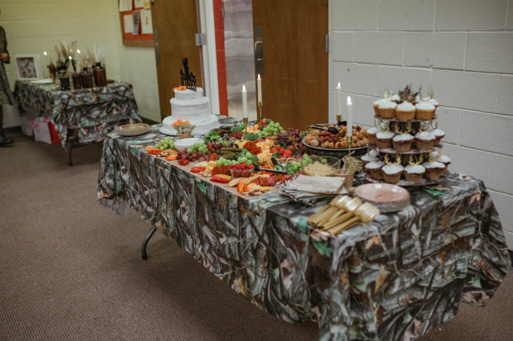 Camo wedding decor table. Wedding grazing Table, Wedding cupcakes, Simple Wedding cake